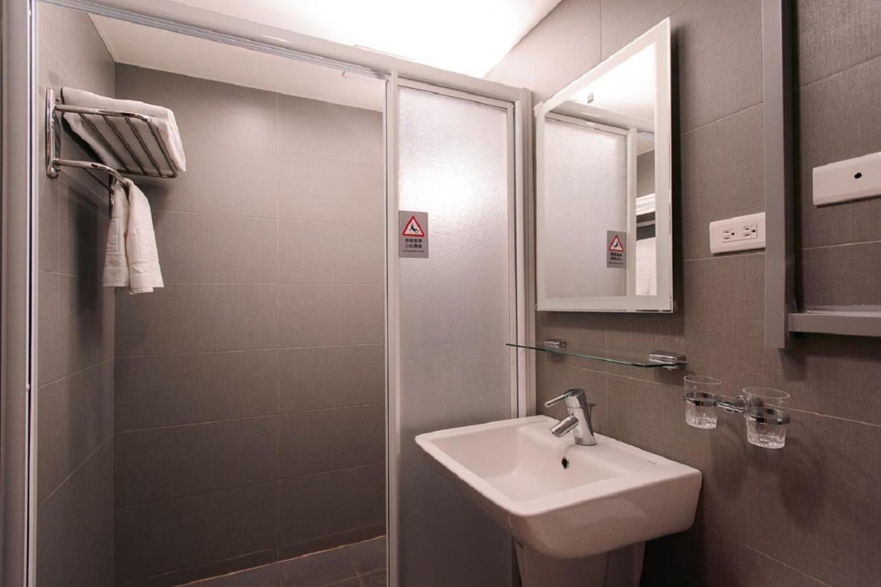 Kiwi Express Hotel - Kaohsiung Station Екстер'єр фото