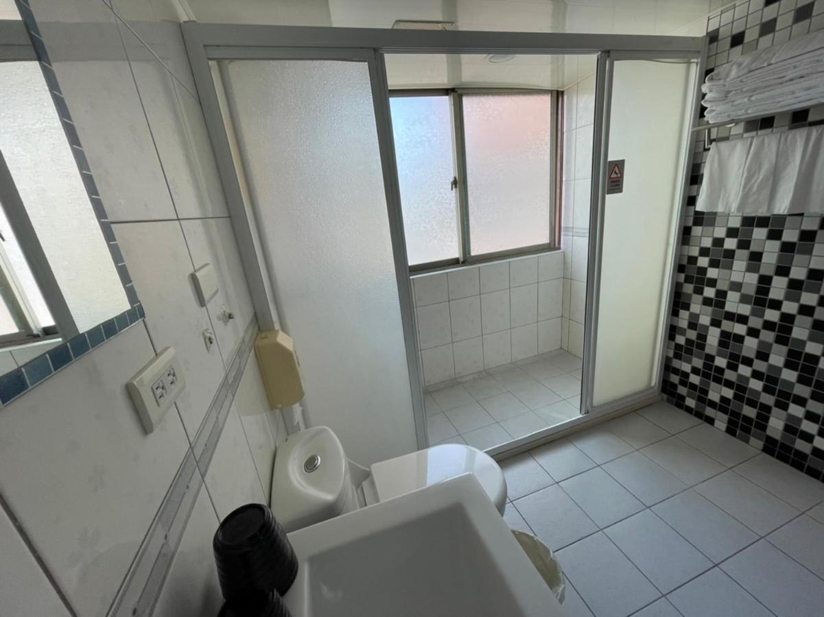 Kiwi Express Hotel - Kaohsiung Station Екстер'єр фото