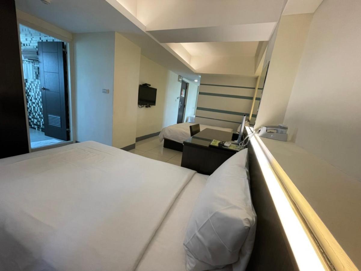 Kiwi Express Hotel - Kaohsiung Station Екстер'єр фото