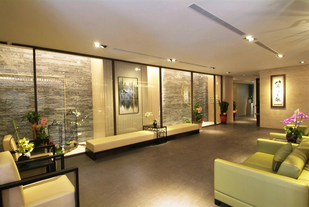 Kiwi Express Hotel - Kaohsiung Station Екстер'єр фото