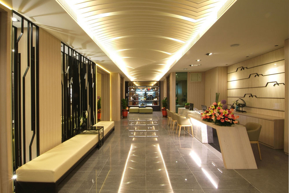 Kiwi Express Hotel - Kaohsiung Station Екстер'єр фото