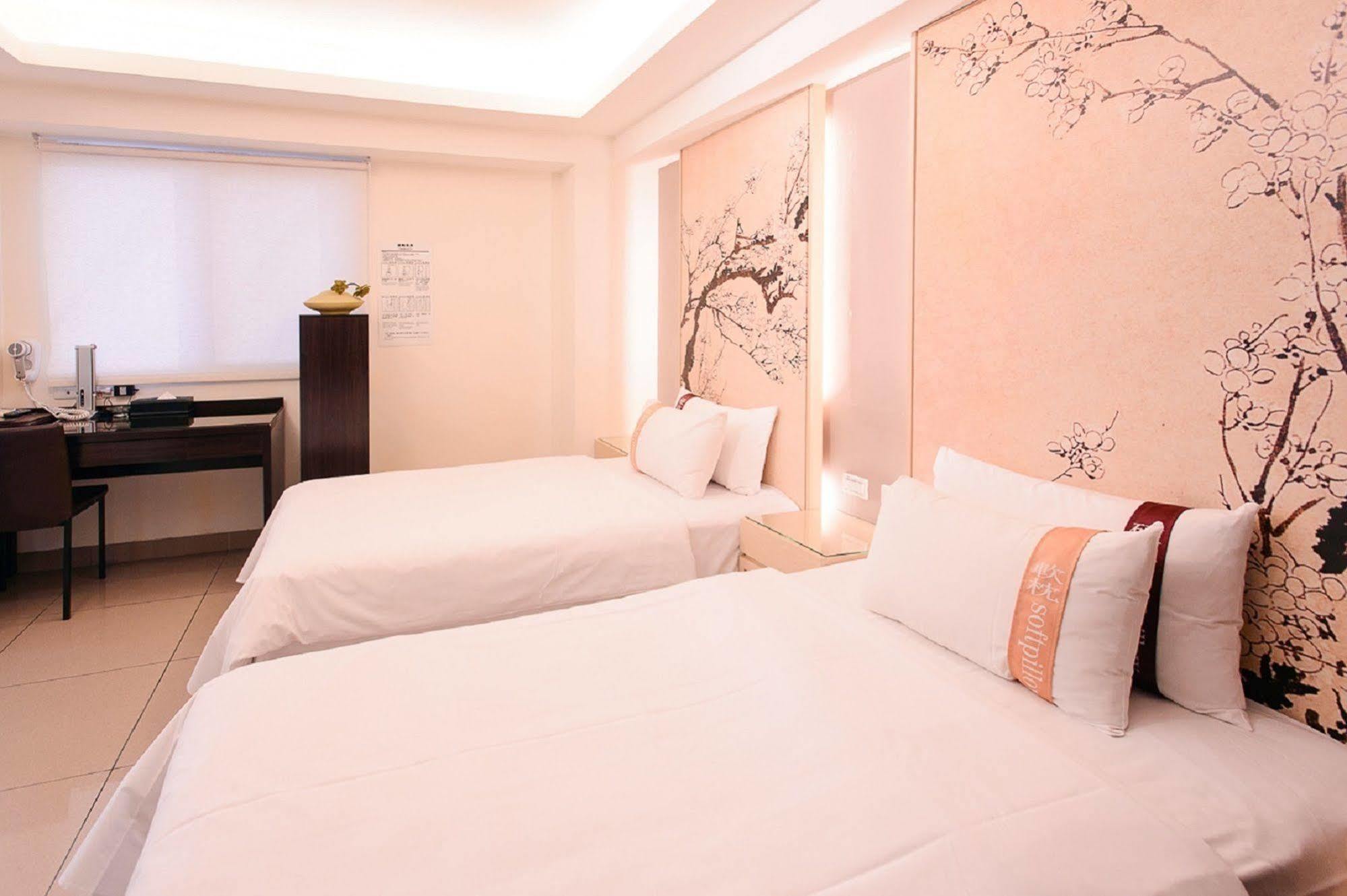 Kiwi Express Hotel - Kaohsiung Station Екстер'єр фото