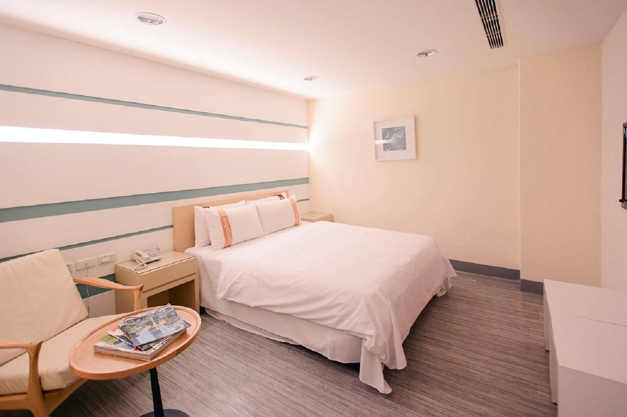 Kiwi Express Hotel - Kaohsiung Station Екстер'єр фото