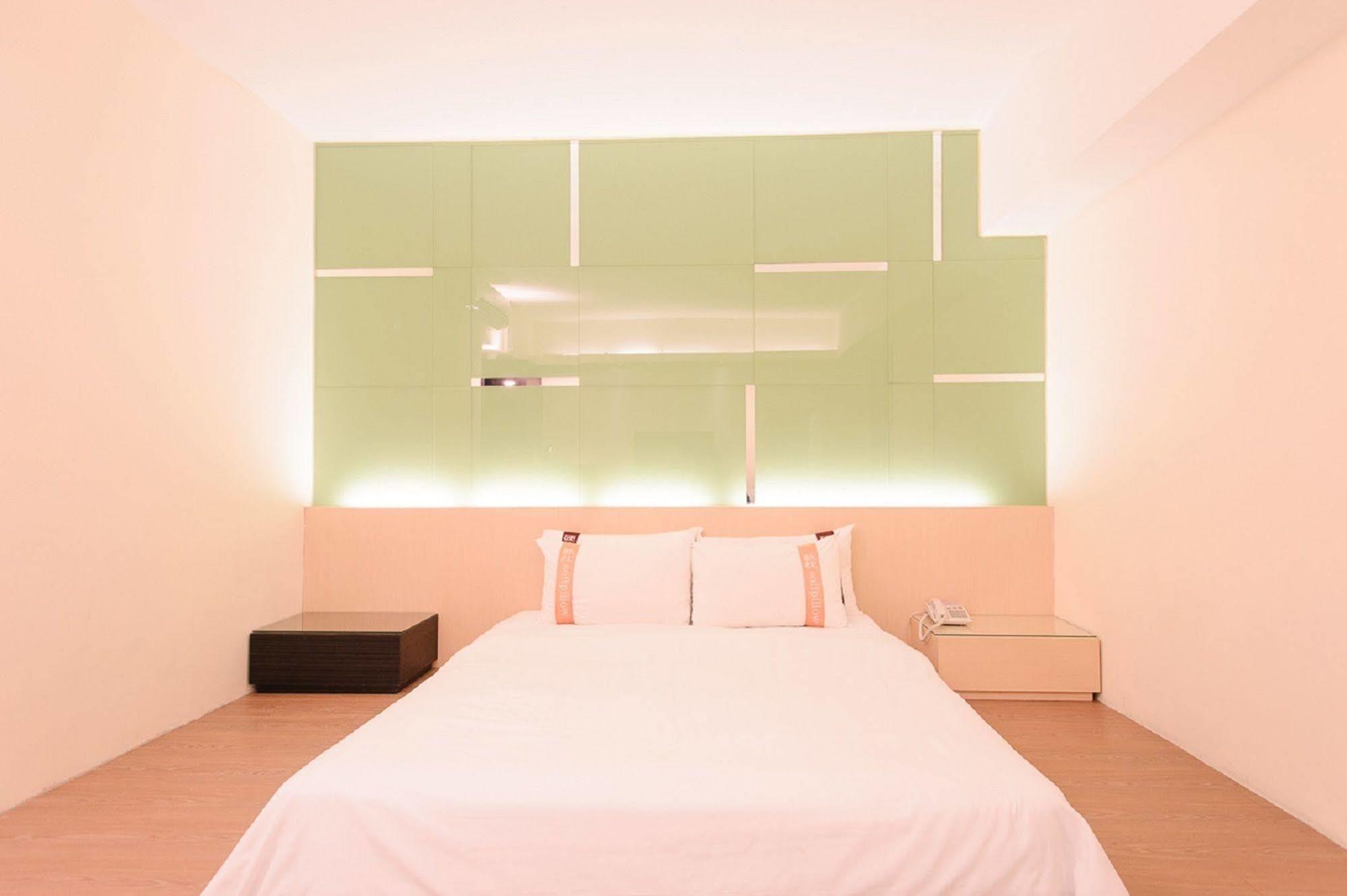 Kiwi Express Hotel - Kaohsiung Station Екстер'єр фото