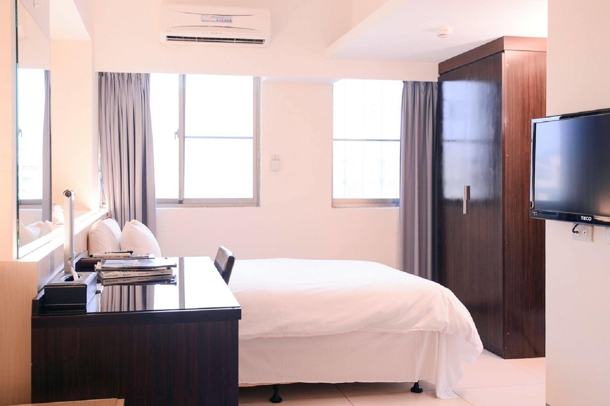 Kiwi Express Hotel - Kaohsiung Station Екстер'єр фото