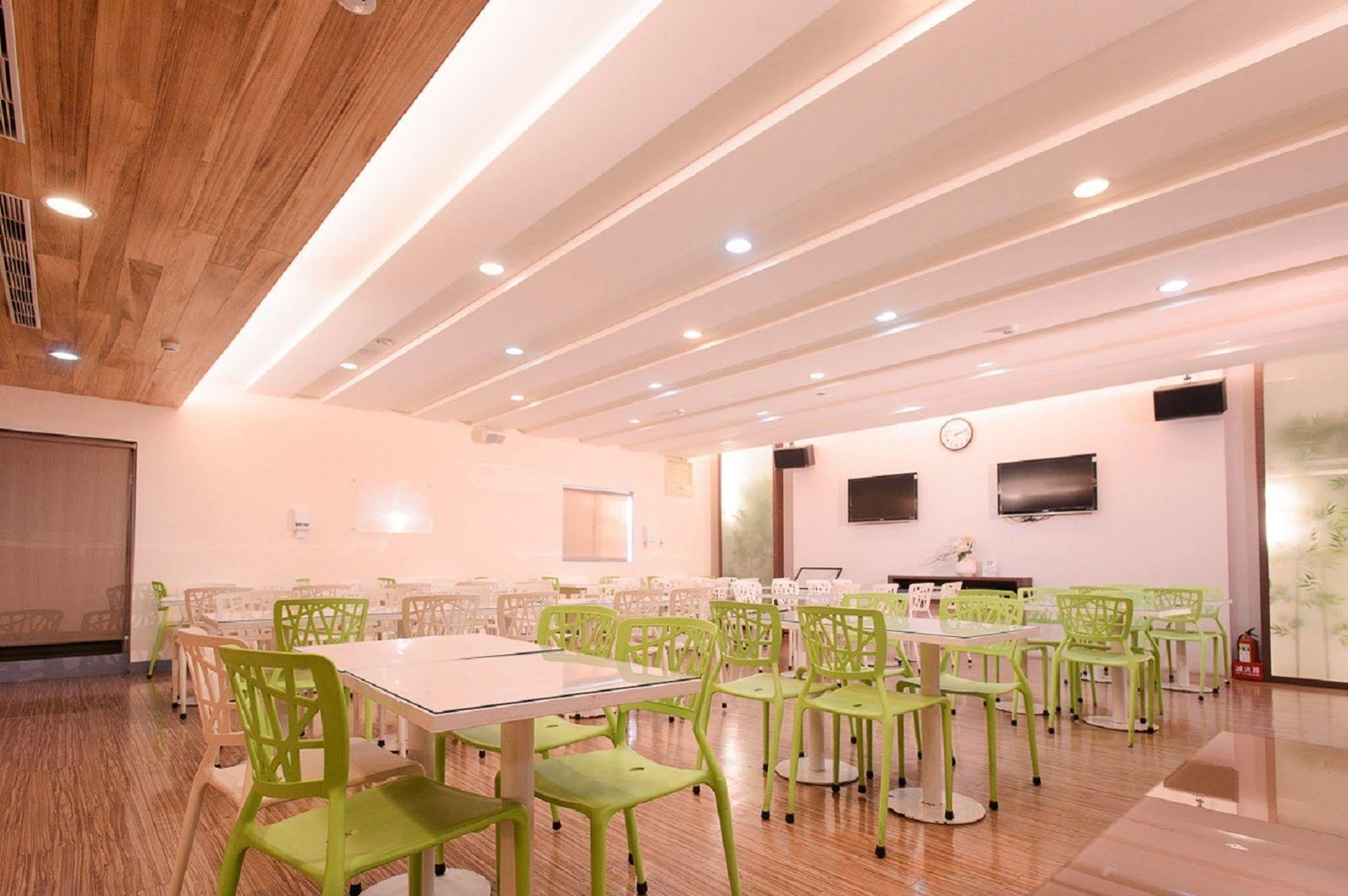 Kiwi Express Hotel - Kaohsiung Station Екстер'єр фото