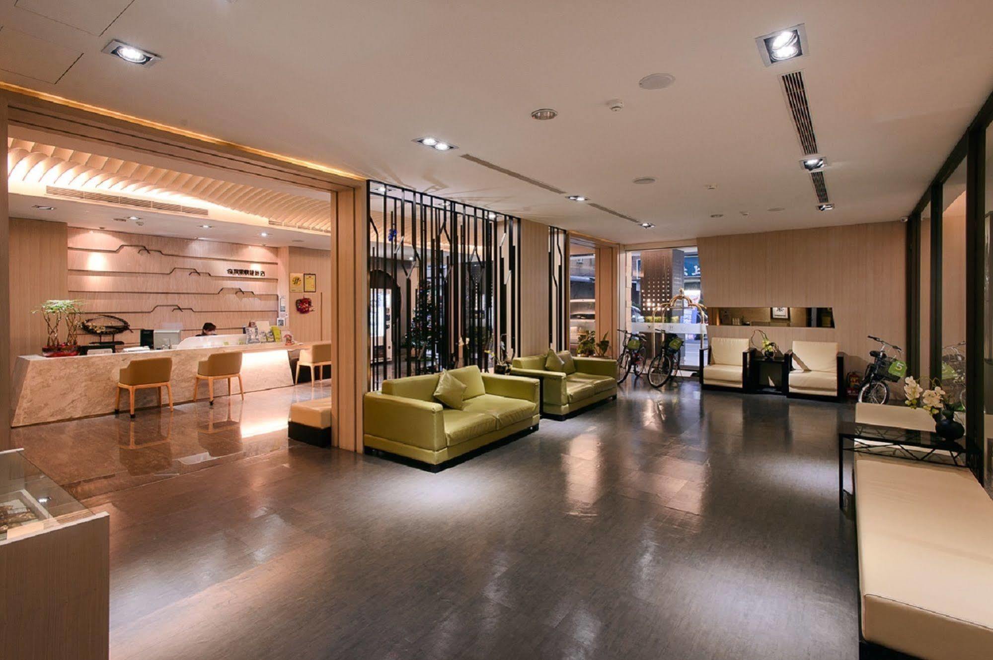 Kiwi Express Hotel - Kaohsiung Station Екстер'єр фото