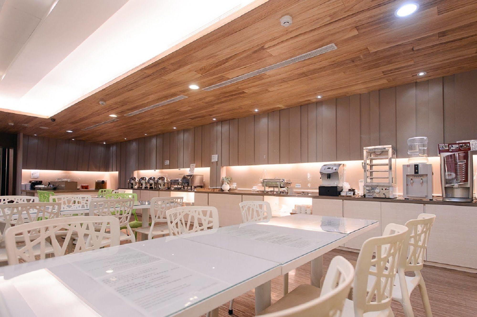 Kiwi Express Hotel - Kaohsiung Station Екстер'єр фото